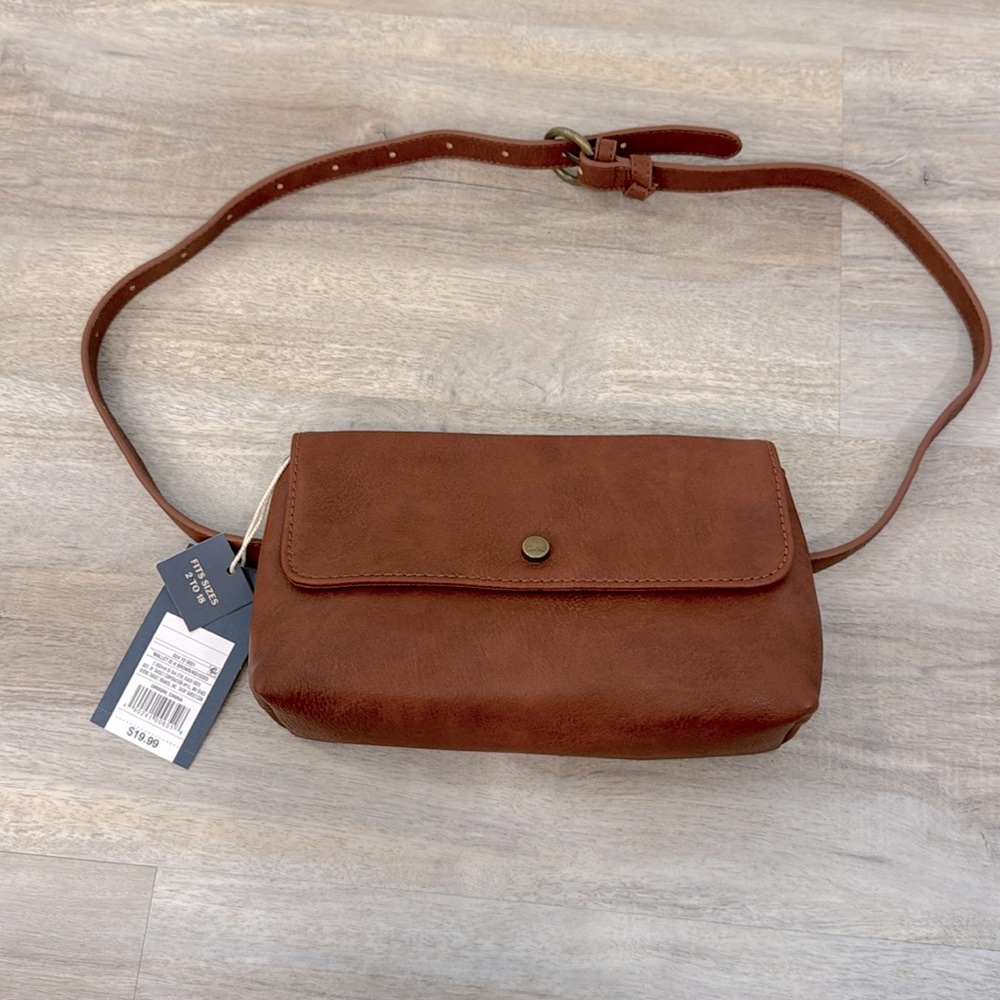 Universal thread NWT belt bag  with removable strap. Rich brown color